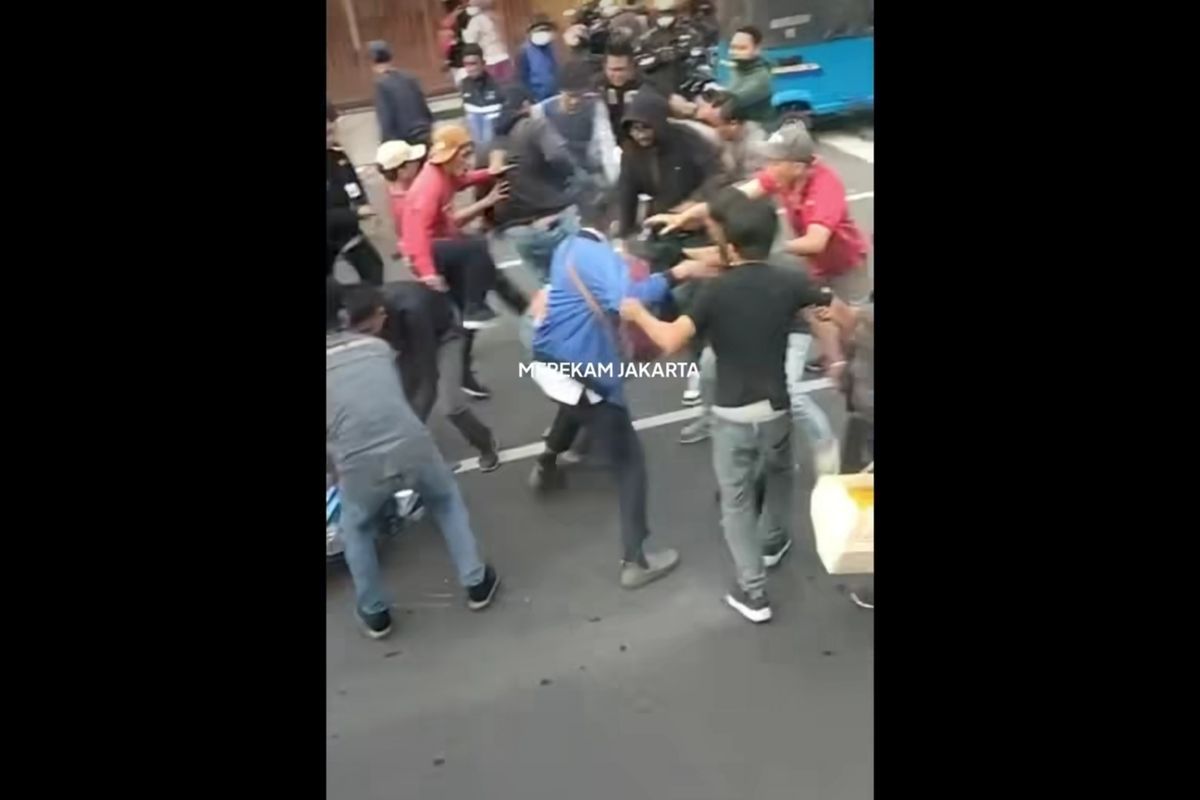 Dua orang penjambret habis dihajar oleh warga, setelah mencoba mengambil handphone (HP) milik korban berinisial M (32) di Jalan Pluit Permai Raya, Pluit, Penjaringan, Jakarta Utara pada Rabu (26/10/2022). 