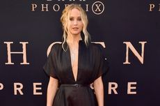 Jennifer Lawrence Santai Pakai Sandal Jepit di Cannes Film Festival 2023