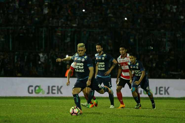 Cristian Gonzales mengeksekusi penalti saat Arema FC melawan Madura United pada partai Liga 1 di Stadion Kanjuruhan, Malang, Minggu (14/5/2017).
