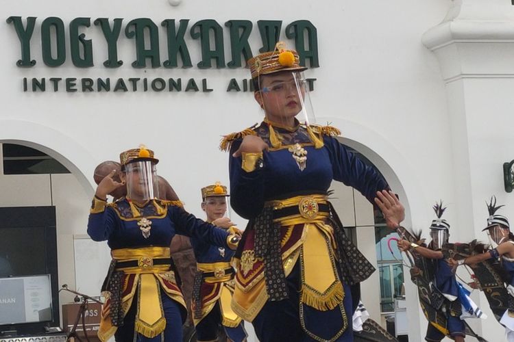 Para penari Clingguk dari Kalurahan Hargomulyo, Kapanewon Kokap, beraksi di pintu masuk area keberangkatan Bandar Udara Yogyakarta International Airport (YIA) di Kulon Progo, Daerah Istimewa Yogyakarta.