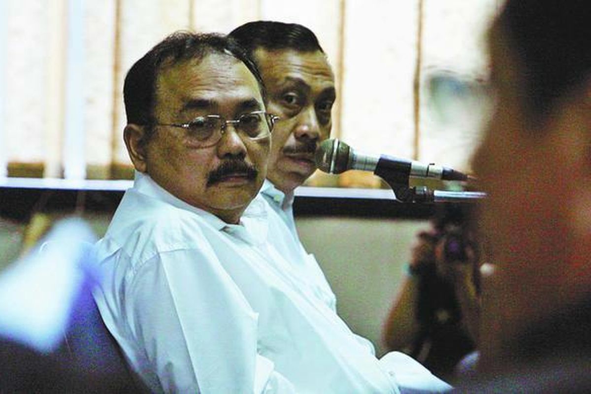 Wakil Gubernur Jambi Anthony Zeidra Abidin (kiri) dan anggota DPR, Hamka Yandhu, saat sidang pertama di Pengadilan Khusus Tindak Pidana Korupsi, Kuningan, Jakarta Selatan, Jumat (5/9).  