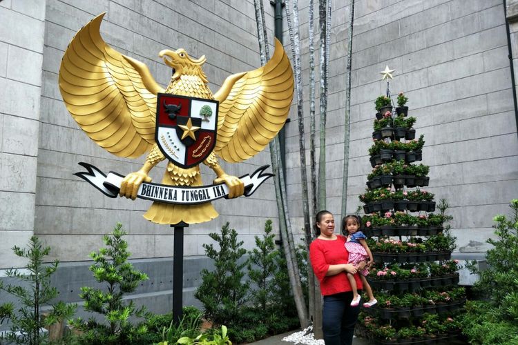 Burung garuda Pancasila berukuran besar di Gereja Katedral Jakarta, Minggu (24/12/2017). 