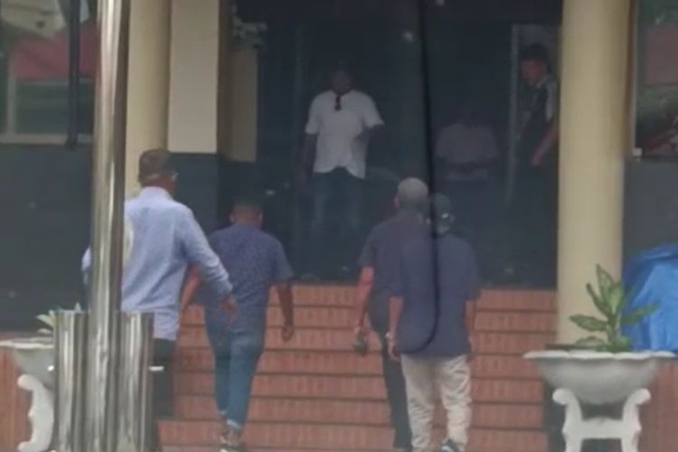 Mantan Bupati Maluku Tenggara M Thaher Hanubun dirampingi tim kuasa hukum saat menuju ruang pemeriksaan di Kantor Direktorat Kriminal Khusus Polda Maluku, Kamis (9/11/2023)