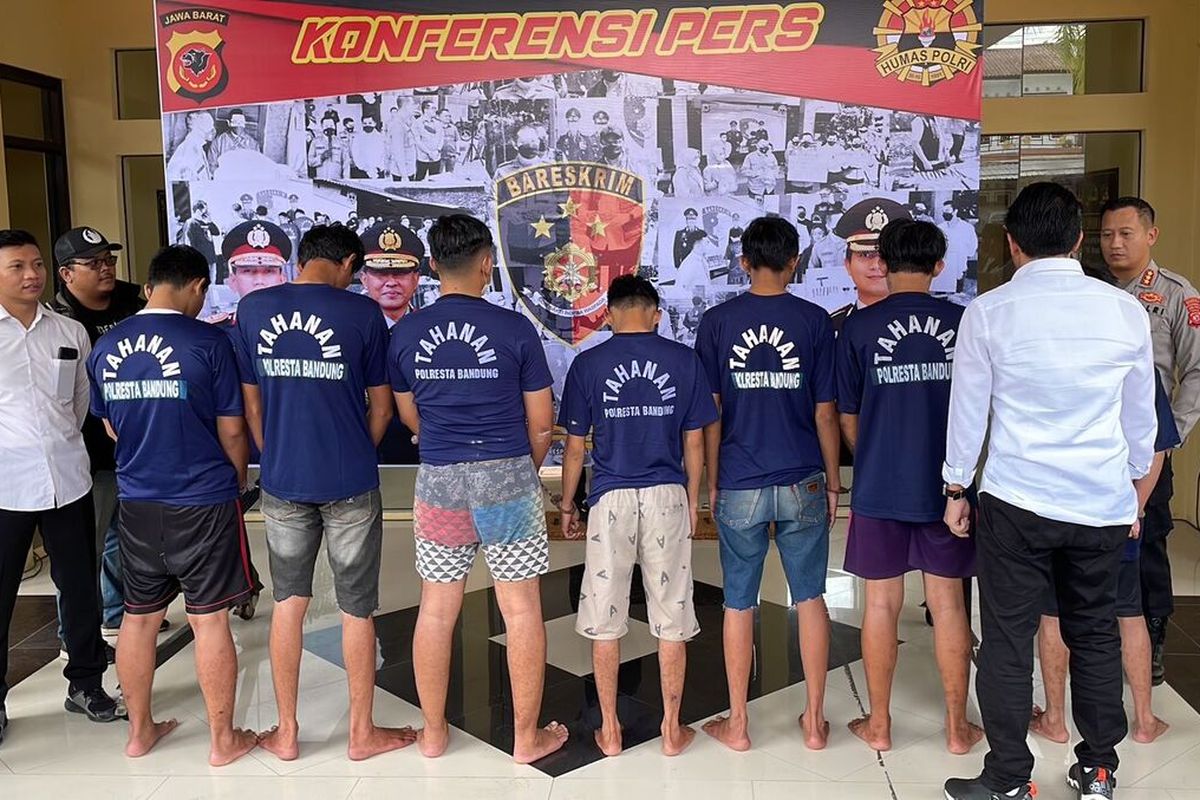 Kapolresta Bandung Kombes Pol Kusworo Wibowo saat memberikan keterangan pers di Mapolresta Bandung, Soreang, pada Senin (10/4/2023) Dalam keterangan pers tersebut jajaran Satreskrim Polresta Bandung berhasil mengamankan tujuh orang tersangka penganiayaan yang terjadi di Kecamatan Baleendah pada Sabtu lalu.