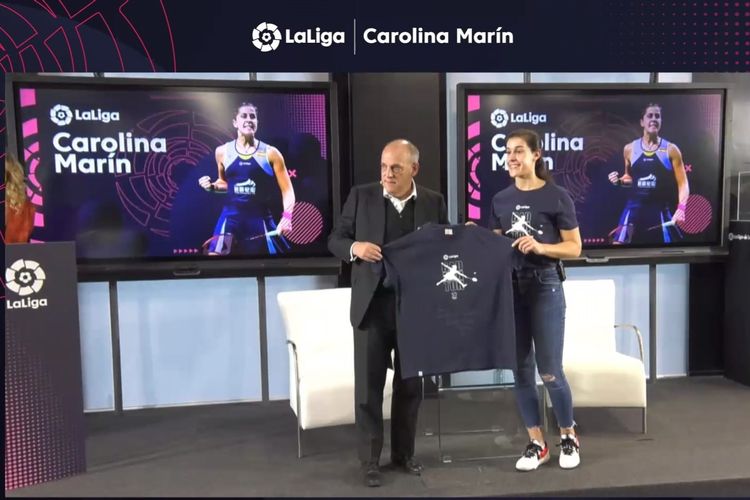 Pebulu tangkis Carolina Marin dan Presiden LaLiga Javier Tebas berfoto bersama dalam konferensi pers yang berlangsung di Madrid, Spanyol, Rabu (8/3/2023). Carolina Marin dan LaLiga memperpanjang kerja sama hingga Olimpiade Paris 2024. 
