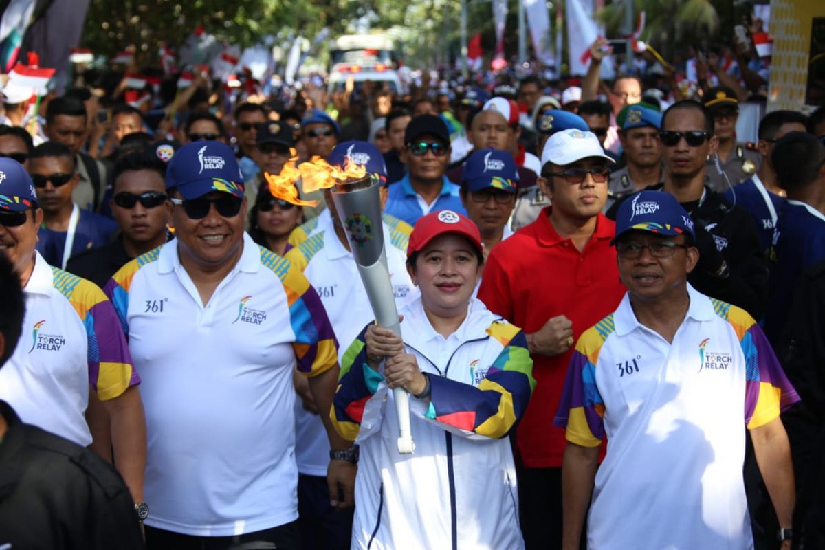 Menko PMK Puan Maharani membawa api Asian Games 2018 di Bali, Senin (23/7/2018)