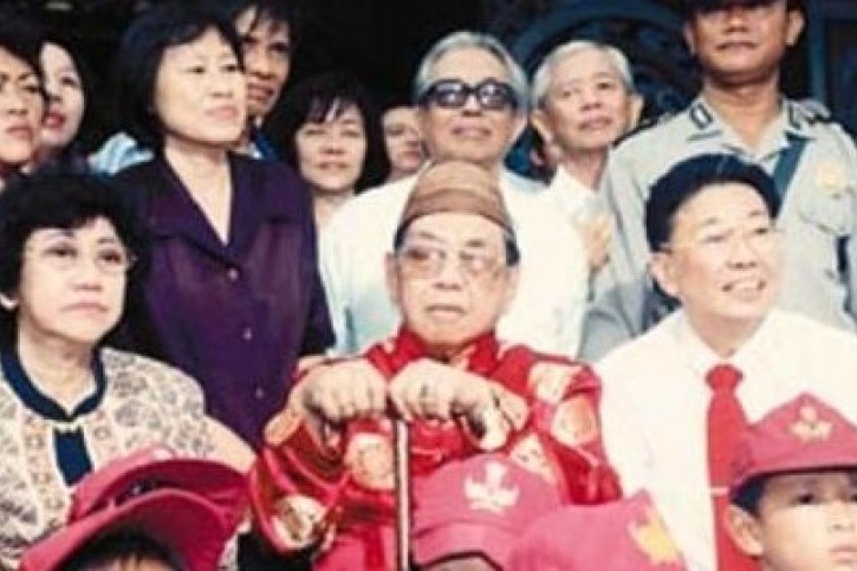 Presiden ke-4 Republik Indonesia, Abdurrahman Wahid atau Gus Dur, saat bersama masyarakat Tionghoa.