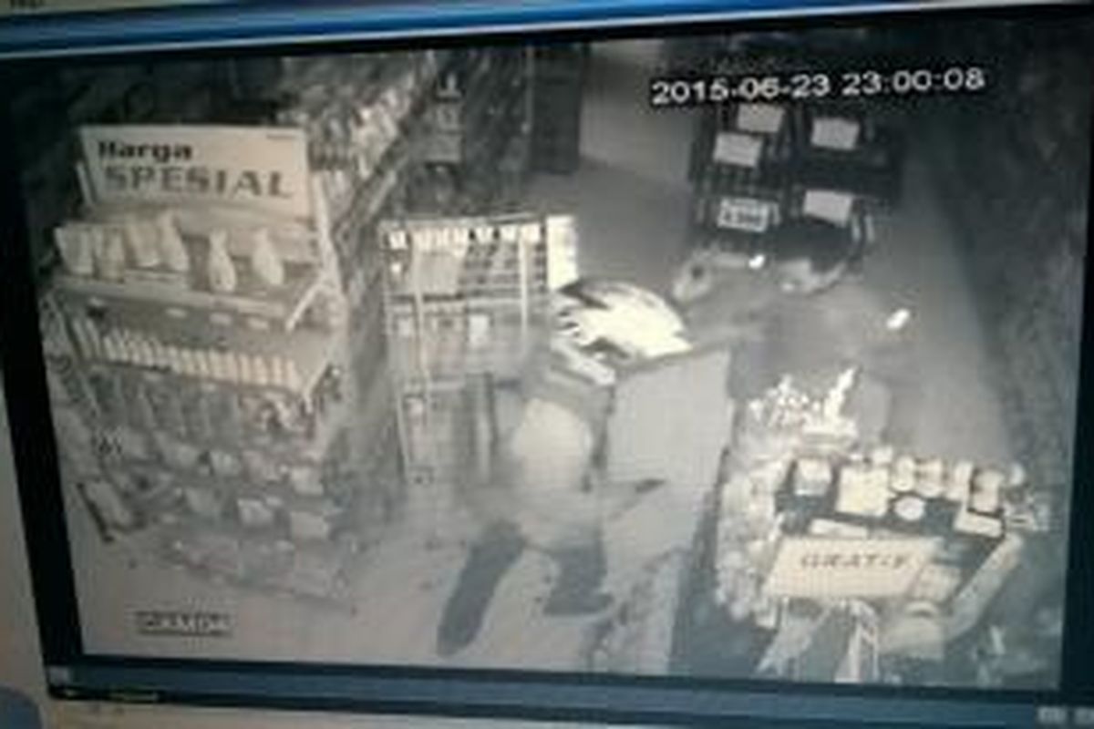 Salah satu potongan gambar rekaman CCTV yang terpasang di salah satu minimarket di Bekasi ketika perampokan terjadi, Rabu (24/6/2015).