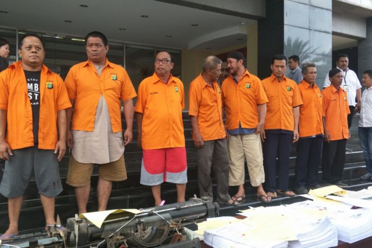 Para pejabat desa dan kecamatan di Bekasi, Jawa Barat, yang melakukan pemalsuan akta tanah. Mereka ditangkap polisi dan kini ditahan. Foto diambil di Mapolda Metro Jaya, Rabu (5/9/2018).