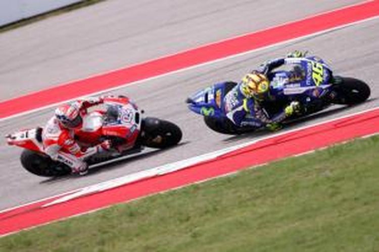 Pebalap Movisatar Yamaha asal Italia, Valentino Rossi, membalap di depan Andrea Dovizioso (Ducati) pada GP Americas di Austin, Minggu (12/4/2015).