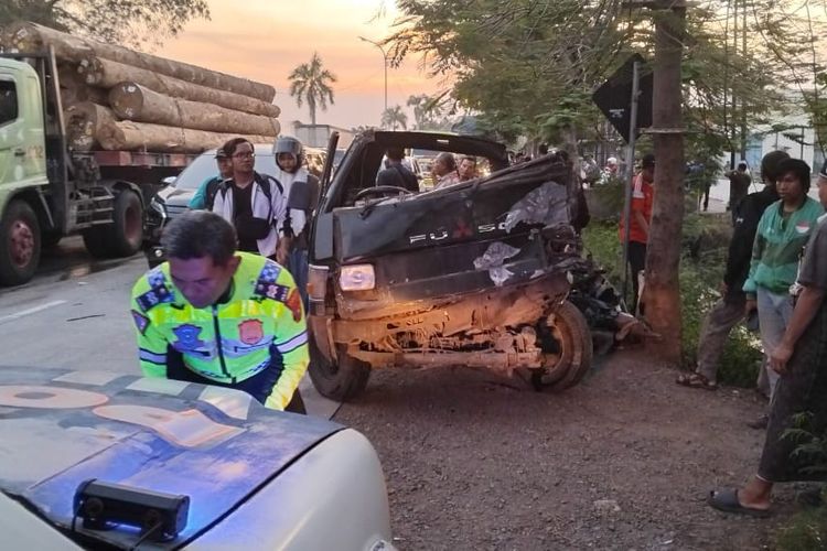 Kondisi mobil pikap usai tabrakan beruntun yang terjadi di Jalan Raya Pantura Lamongan-Gresik, Jawa Timur, Selasa (26/8/2025).