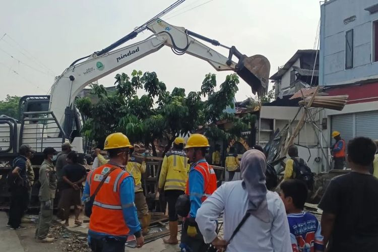 Operasi Gabungan di Bandung Tertibkan 174 Bangunan Liar Dekat Tol Pasirkoja