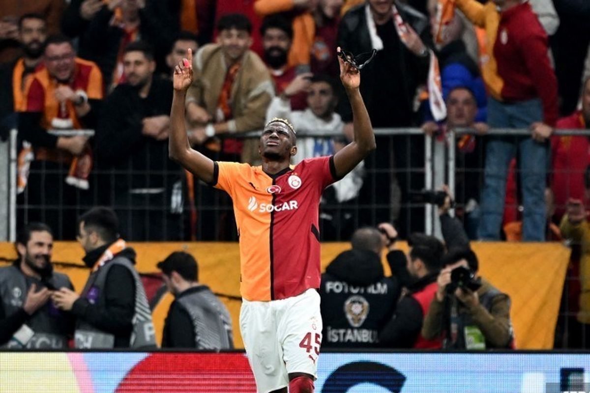 Penyerang Galatasaray, Victor Osimhen, mencetak dua gol untuk mengakhiri start Europa League sempurna Tottenham Hotspur pada Jumat (15/11/2024) dini hari WIB.