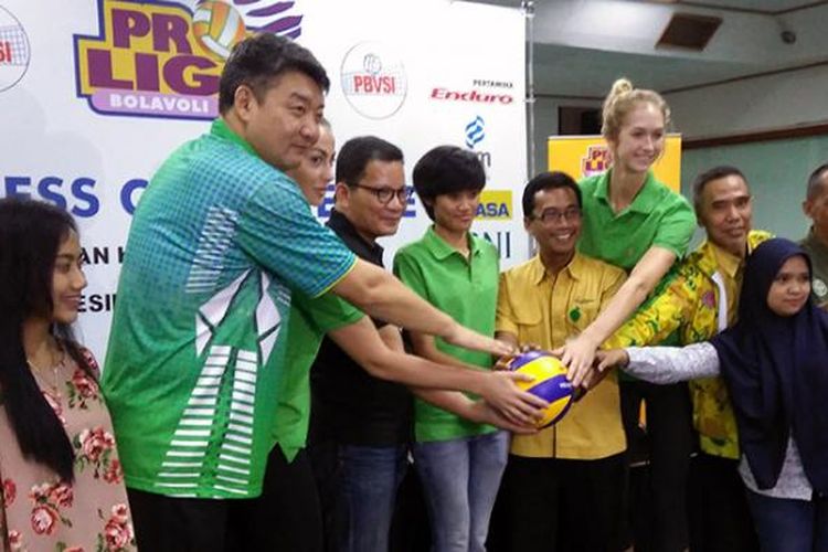 Pelatih tim putri Gresik Petrokimia China Li Huanning (dua dari kiri), dalam sesi jumpa pers Proliga 2017 di Gresik, Kamis (2/3/2017).