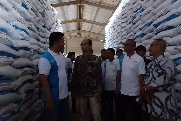 Direksi Pupuk Kujang bersama Kepala Dinas Pertanian Kota dan Kabupaten Tasikmalaya serta perwakilan petani dua daerah itu mengecek ketersediaan pupuk subsidi dan non subsidi di Gudang Pupuk Kujang, Cibeureum, Kota Tasikmalaya, Jawa Barat, Kamis (25/1/2024).