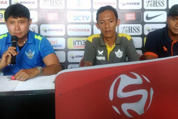 Pelatih Persegres Gresik United Eduard Tjong (kiri) bersama Ahmad Faris (kanan), dalam sesi jumpa pers sebelum pertandingan, Kamis (6/10/2016). 