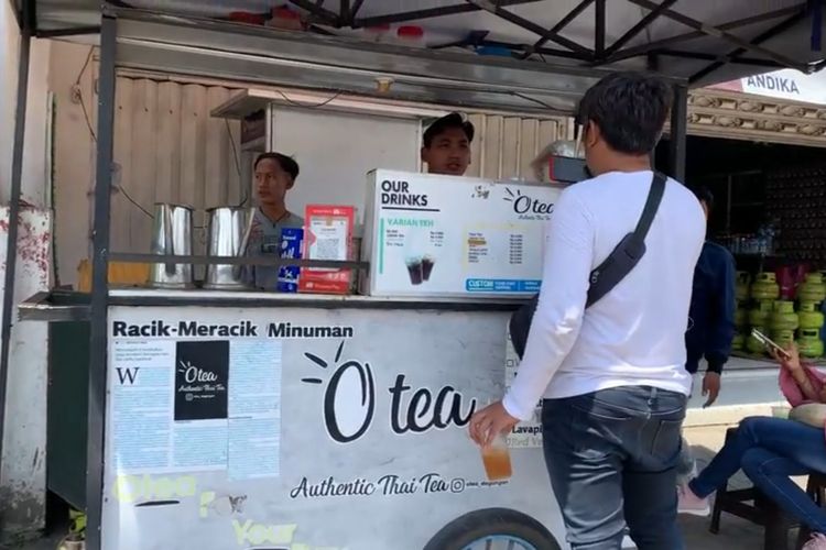 Ditempat inilah, MAH, pemuda yang ditangkap karena diduga Bjorka bekerja. Kesehariannya, Agung bekerja sebagai pembuat es teh Thai Tea, Dusun Pintu, Desa  Dagangan, Kecamatan Dagangan. Kabupaten Madiun, Jawa Timur. Tampak rekan Agung sedang melayani pembeli, Jumat (16/9/2022). 