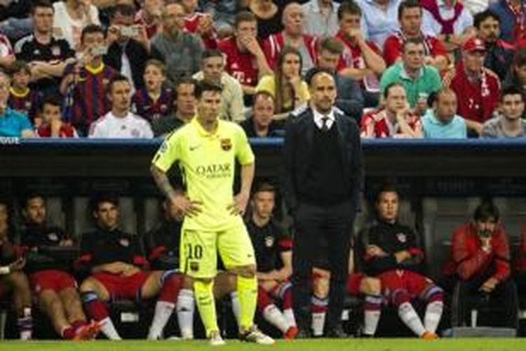 Striker Barcelona, Lionel Messi (kiri), bersama mantan pelatihnya yang kini menangani Bayern Muenchen, Josep Guardiola (kanan).