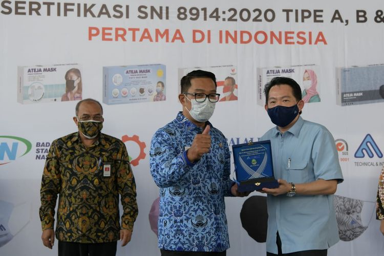 Gubernur Jabar Ridwan Kamil saat menyerahkan Sertifikat SNI Produk Ateja Mask di PT Ateja Tritunggal, Padalarang, Kabupaten Bandung Barat, Senin (19/4/2021
