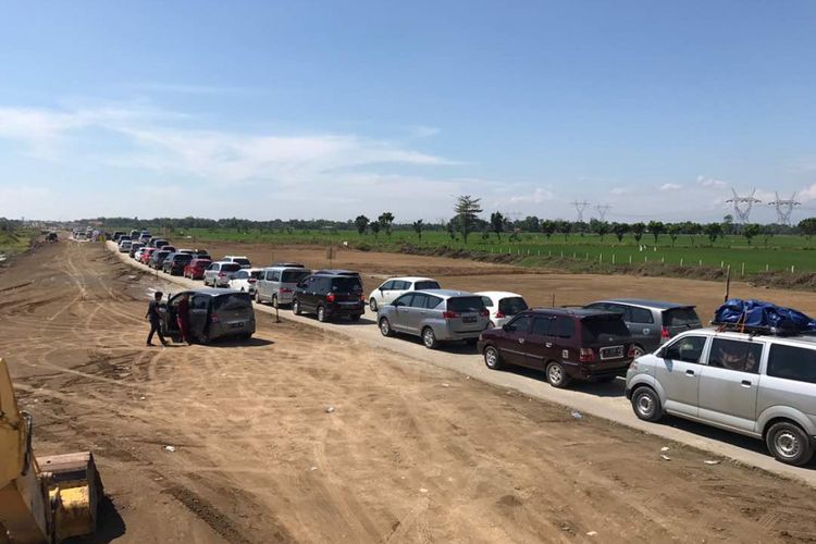 Kondisi aktual jalur tol darurat Brebes Timur-Pemalang-Batang, Senin (26/6/2017). Kondisi lalu lintas masih padat merayap.