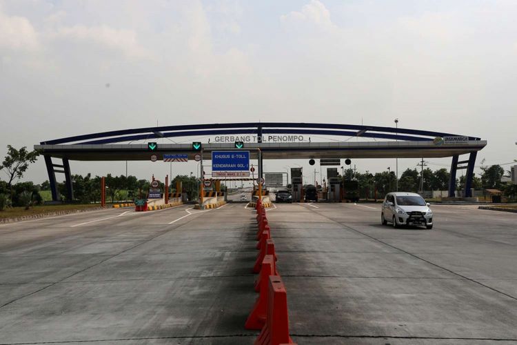 Kendaraan melintas di Gerbang Tol Penompo, Jawa Timur, Selasa (5/6/2018). Tol Surabaya-Mojokerto termasuk dalam jaringan Tol Trans-Jawa dan sudah dapat dilintasi para pemudik.