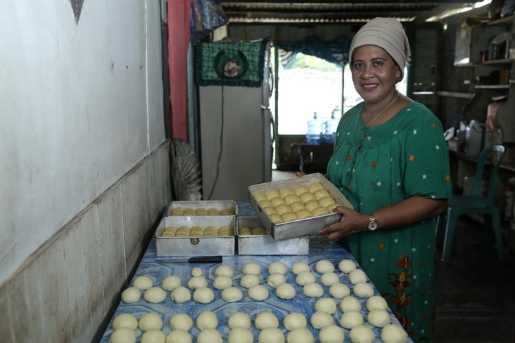 Produksi roti rumahan Hedo Panko di wilayah Kedaton Lampung.