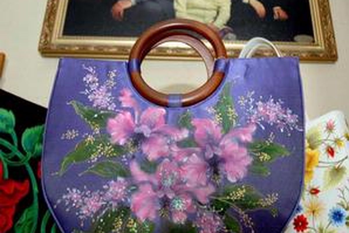 salah satu koleksi Rumah Sulam Rachmy, aplikasi tas lukis akrilik dan sulam tangan.