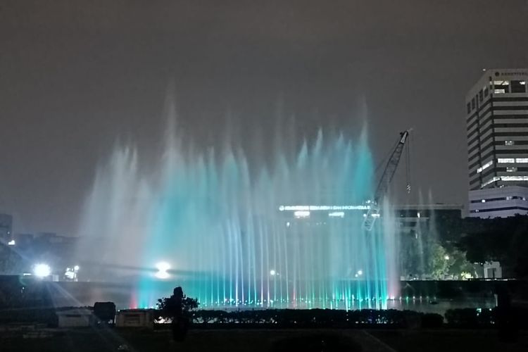 Pertunjukan air mancur di Monas, Jakarta, Kamis (1/6/2023).