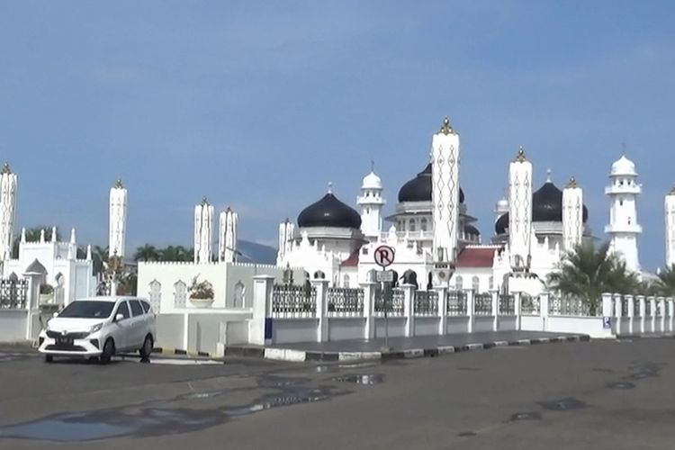 Pasca-diumukan dua warga kota Banda Aceh positif corona, Wali Kota Banda Aceh langsung memberlakukan lockdown partial di Banda Aceh. Pemerintah Kota Banda Aceh juga sudah menutup lokasi-lokasi wisata di Banda Aceh termasuk Masjid Raya Baiturrahman dari kunjungan wisatawan. 