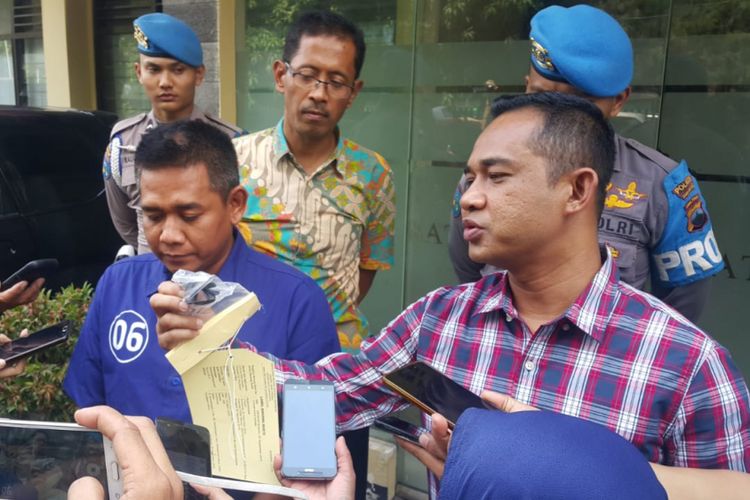 Kasat Reskrim Polresta Solo, AKP Fadli menunjukkan kunci palsu yang dipakai tersangka Satriyo, spesialis pencurian sepeda motor dengan mengajak korbannya menonton film sebelum mencuri sepeda motor milik para korbannya, Selasa ( 25/9/2018). ‎