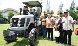 Dukung Sektor Pertanian, Bupati Kediri Serahkan Bantuan Alsintan dan Benih Padi untuk Petani