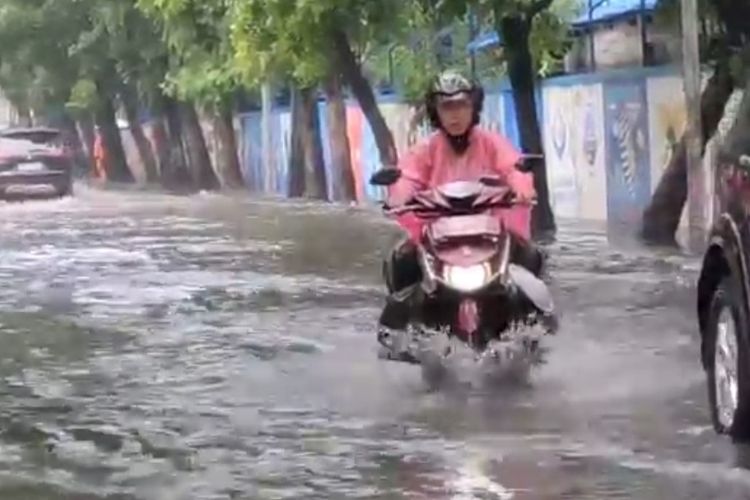 Jalan Bujana Raya, Pisangan Timur, Pulogadung, Jakarta Timur, tergenang banjir akibat hujan deras, Rabu (21/9/2022) sekitar pukul 13.30 WIB.