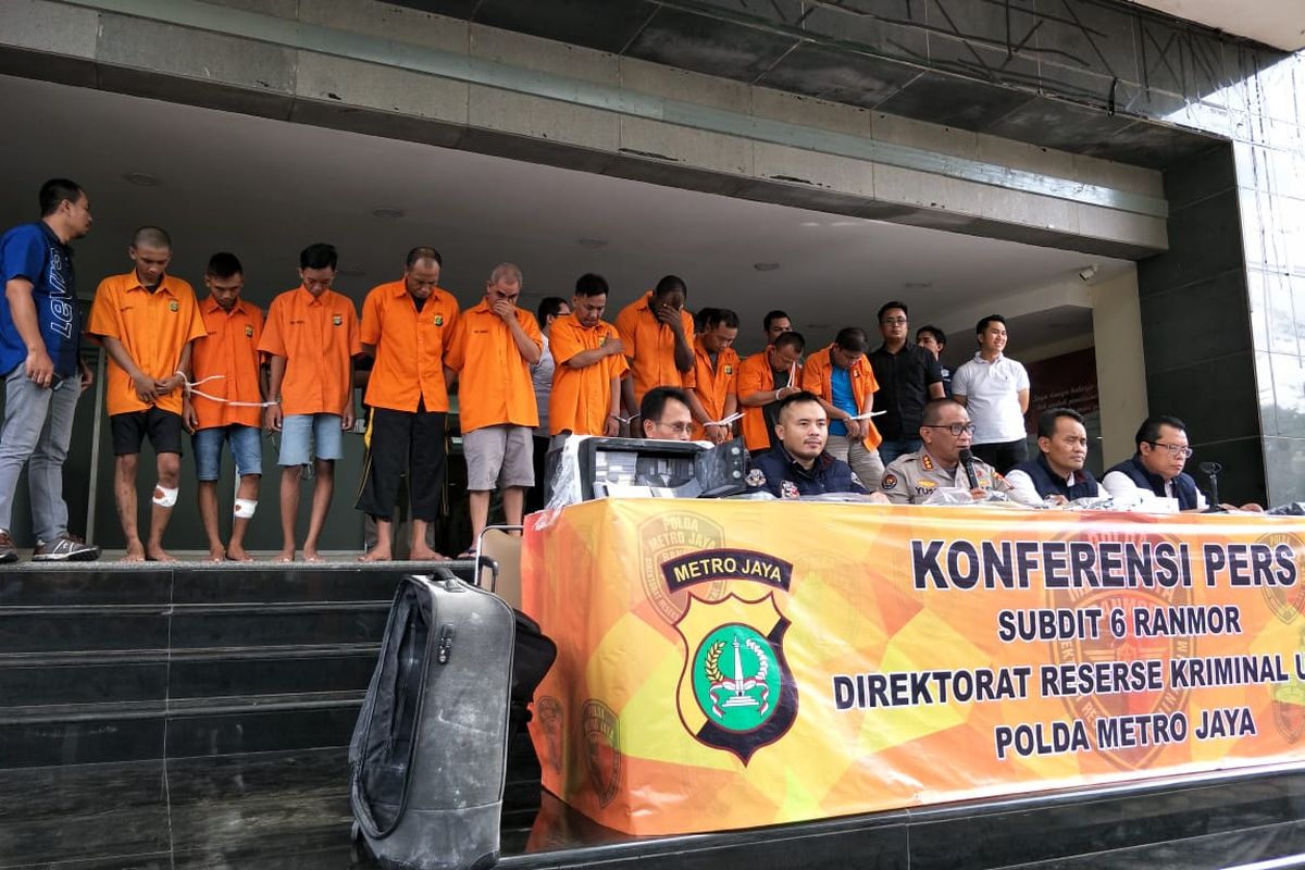 Polisi menangkap seorang warga negara asing (WNA) asal Kamerun berinisial DG atas kasus dugaan penipuan dengan modus menggandakan uang dolar. Foto diambil saat konferensi pers di Polda Metro Jaya, Jakarta Selatan, Rabu (19/2/2020).