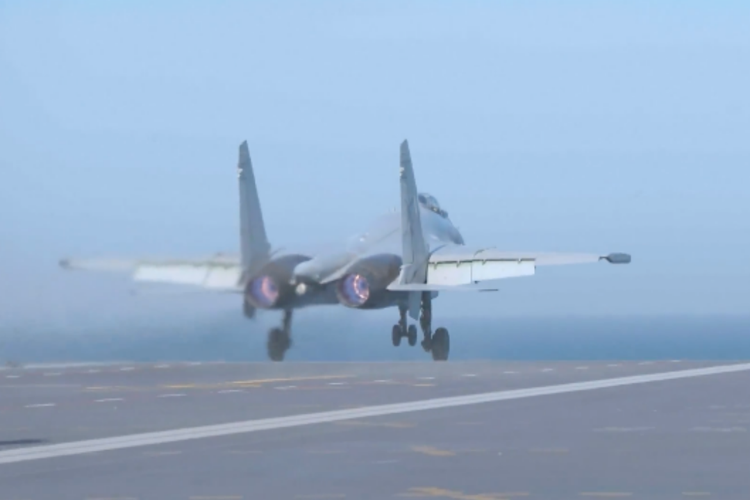 Sebuah jet tempur J-15 lepas landas dari kapal induk Fujian milik China menggunakan sistem ketapel elektromagnetik di lokasi yang tidak diungkapkan.