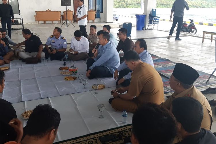 Menteri Kelautan dan Perikanan Edhy Prabowo berkunjung ke Natuna, Kepulauan Riau dan berdialog dengan para nelayan di sana, Selasa (7/1/2020).