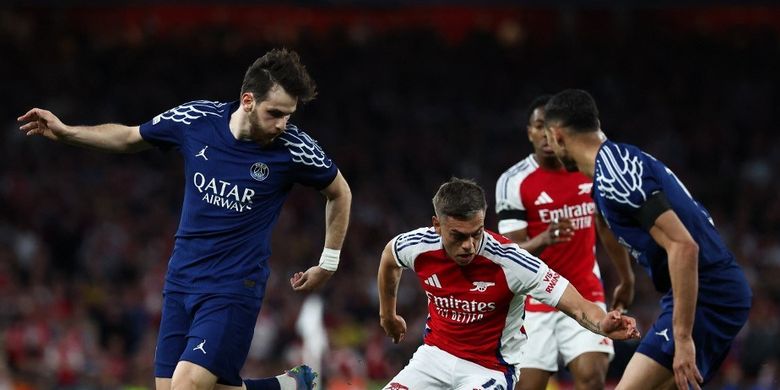Leandro Trossard (tengah) dibayangi oleh Achraf Hakimi dan Khvicha Kvaratskhelia dalam pertandingan leg pertama Semifinal Liga Champions antara Arsenal vs PSG di Stadion Emirates di London utara, pada 29 April 2025. (Photo by FRANCK FIFE / AFP)