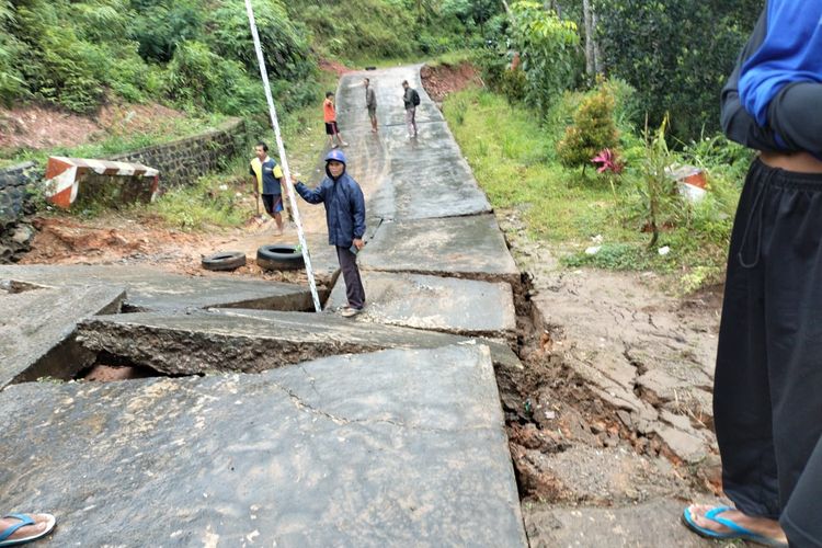 Inilah lokasi jalan alternatif Ponorogo-Pacitan di di Dukuh Tempuran, Desa Mrayan, Kecamatan Ngrayun, Kabupaten Ponorogo yang terputus setelah tanah amblas, Rabu (15/2/2023).