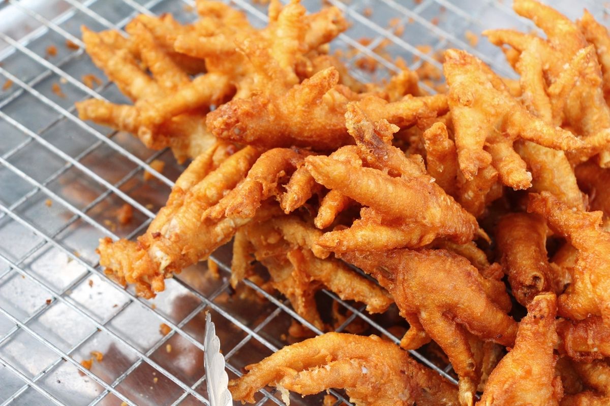 Ilustrasi ceker goreng renyah. 