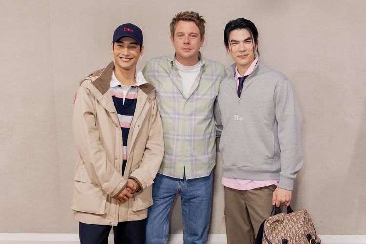 Aktor Thailand, Apo Nattawin Wattanagitiphat (kiri) berpose dengan direktur kreatif Dior, Jonathan Anderson (tengah) dan aktor Thailand Mile Phakphum Romsaithong (kanan) saat menghadiri fashion show koleksi Dior Men untuk musim semi/musim panas 2026 saat Paris Fashion Week, Jumat (27/6/2025), di Perancis.
