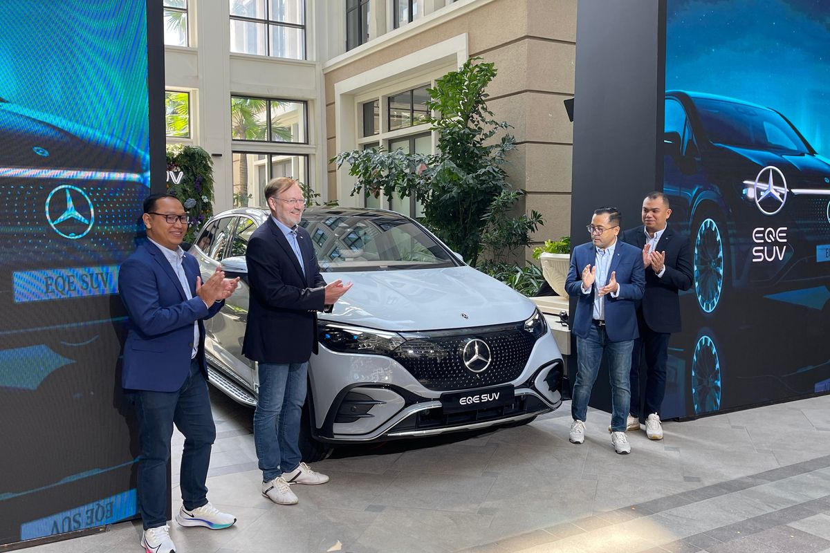 Mercedes-Benz Indonesia resmi meluncurkan mobil listrik Mercy EQE SUV