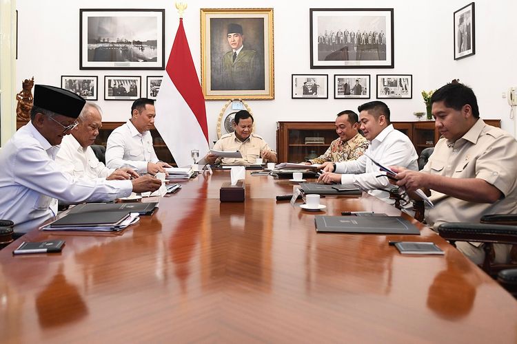 Rapat terbatas (ratas) antara Presiden Prabowo Subianto bersama Kepala Otorita Ibu Kota Nusantara (IKN) Basuki Hadimuljono dan beberapa menteri terkait anggaran kelanjutan pembangunan Ibu Kota Nusantara (IKN) periode 2025-2029 di Istana Presiden, Jakarta, Selasa (21/01/2025).