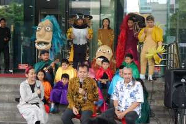 Wakil Ketua KPK Saut Situmorang dalam jumpa pers terkait Teater Musikal RAKSASA di Gedung KPK Jakarta, Rabu (21/12/2016).