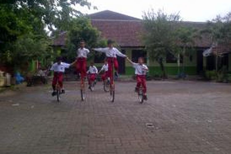 Sejumlah anak-anak SD 01 Ngadirgo asyik bermain menggunakan sepeda roda satu (unicyle), Rabu (14/1/2015). Akitivitas anak menjadi ikon Kecamatan Mijen, Kota Semarang.