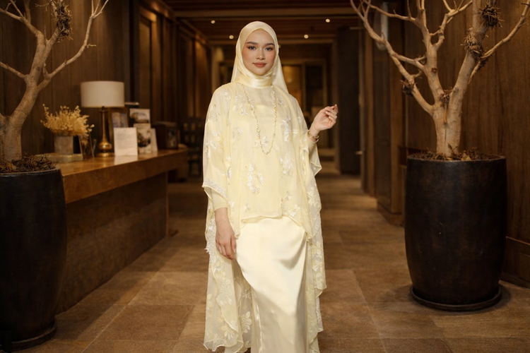 Baju Kurung Floral Asimetris yang Menawan