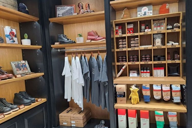 Beragam produk perawatan sepatu, kaus kaki, dan apparel Red Wing tersedia di flagship store Jakarta.