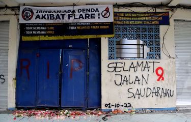 Hari kedua kondisi pintu gate 13 pasca Tragedi Kanjuruhan yang terjadi pada pekan ke-11 Liga 1 2022-2023 seusai pertandingan bertajuk Derbi Jawa Timur, Arema FC melawan Persebaya Surabaya di Stadion Kanjuruhan Kepanjen, Kabupaten Malang, Senin (3/10/2022) siang.
