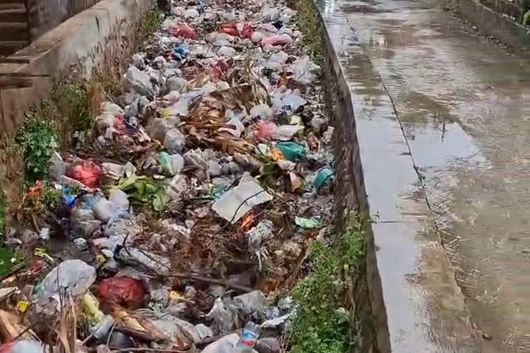 Tangkapan layar rekaman banjir sampah di Pulau Kangen, Sumenep, Jawa Timur. 