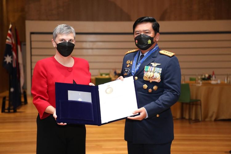 Panglima TNI Marsekal TNI Hadi Tjahjanto dianugerahi tanda gelar kehormatan “Honorary Officer of The Order of Australia in The Military Division” dari pemerintah Australia.