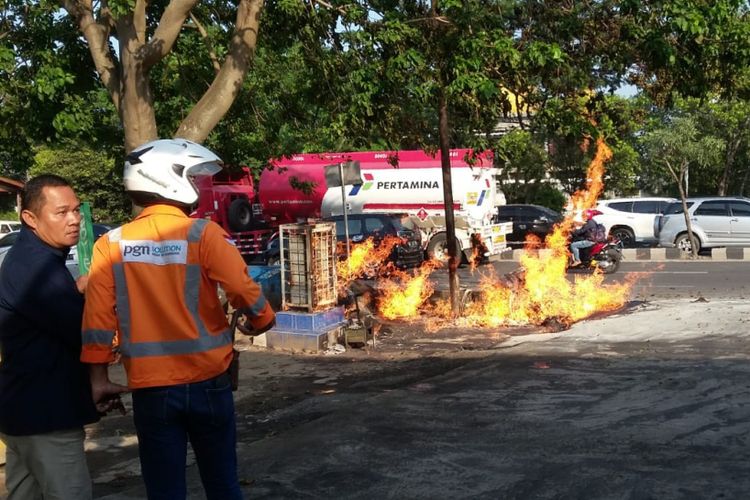 Saluran PIpa gas milik PGN yang terbakar, akibat kompresor tambal ban meledak di Jalan Demang Lebar Daun Palembang, Sumatera Selatan, Kamis ( 27/9/2018). Akibat kebakaran tersebut, Jauhari tukang tambal ban, mengalami luka bakar disekujur tubuh.