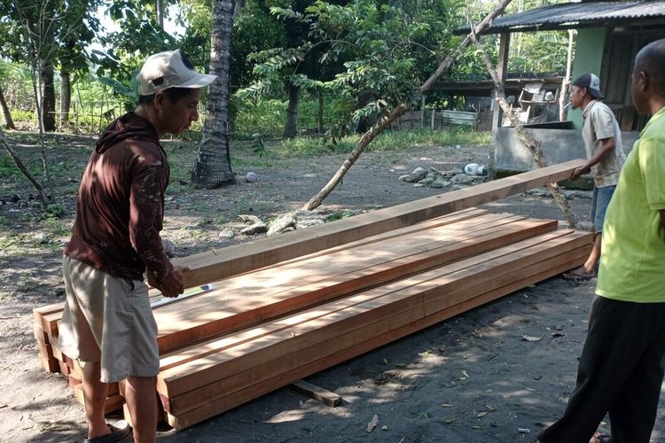 Pengadaan kayu untuk pembangunan jembatan darurat di atas sungai pada Padukuhan Sidorejo, Kalurahan Banaran, Kapanewon Galur, Kabupaten Kulon Progo, Daerah Istimewa Yogyakarta.